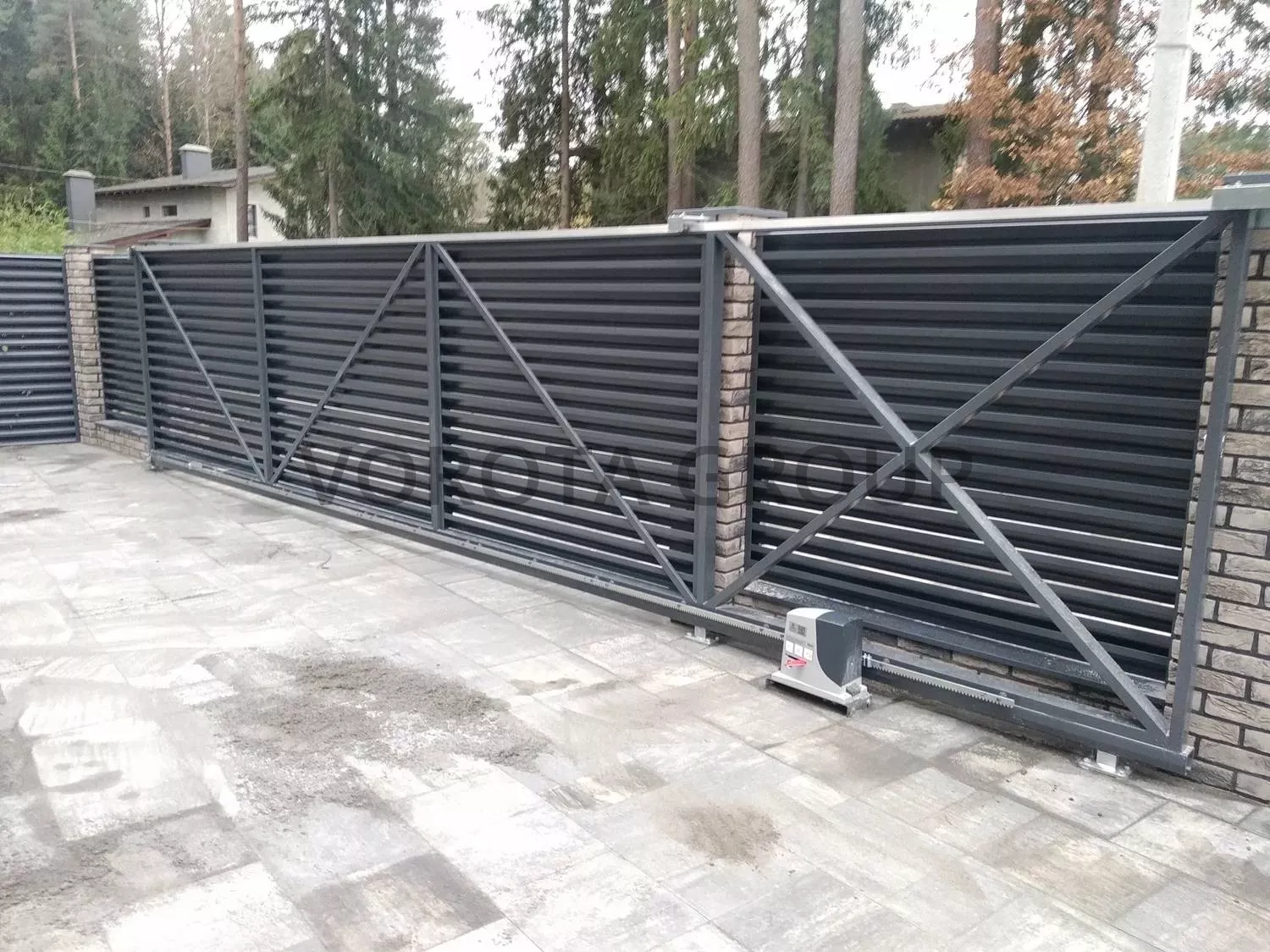 Автоматические откатные ворота Alutech штакетник серого цвета 1700x3450