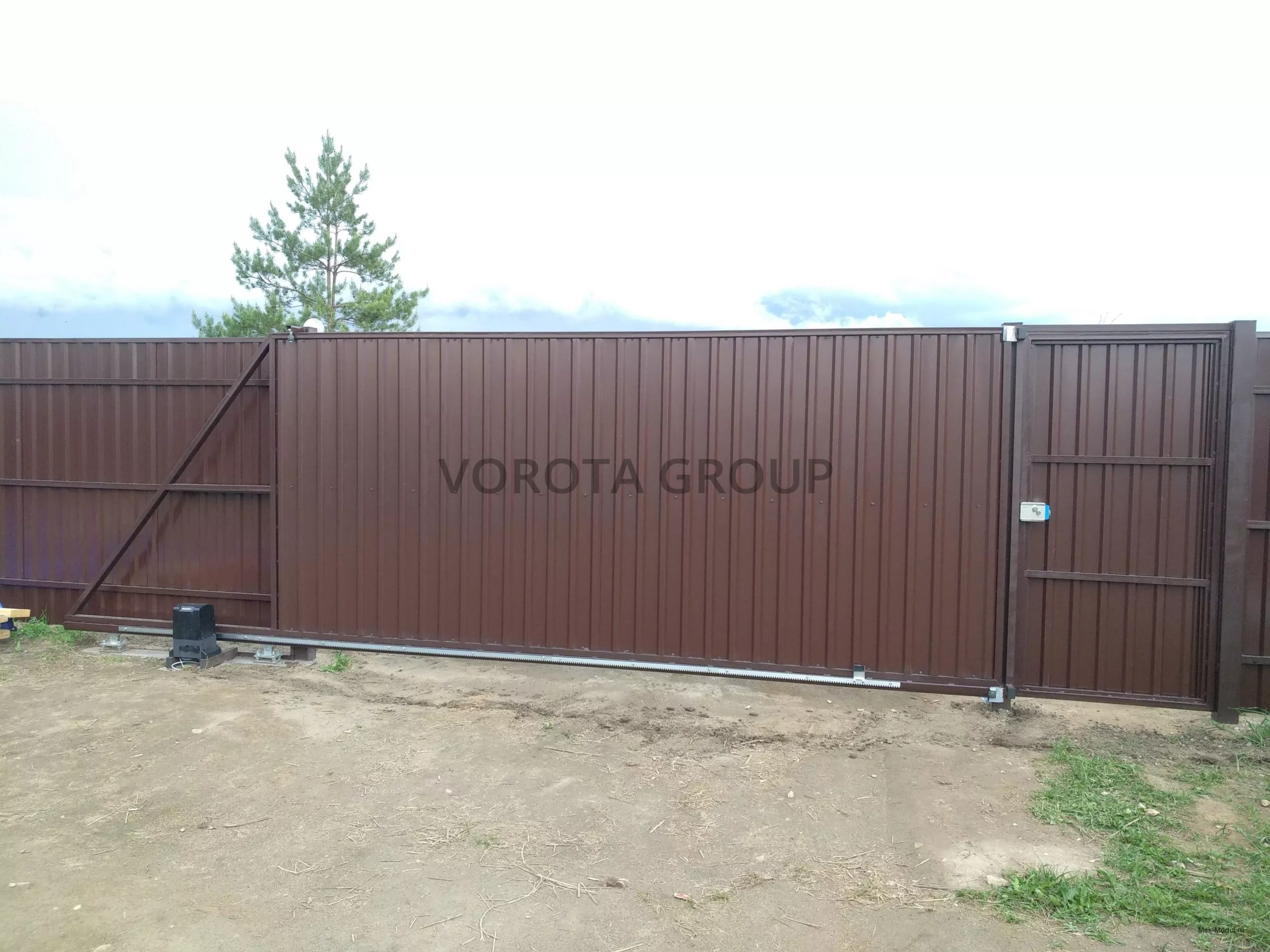 Откатные ворота на сваях Alutech коричневые из профнастила 1900x3500